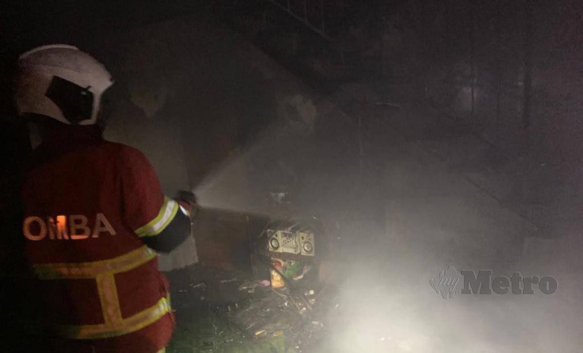 PASUKAN bomba menemukan mayat pasangan suami isteri dalam kebakaran sebuah rumah di Taman Megah, Kajang. FOTO Ihsan Bomba