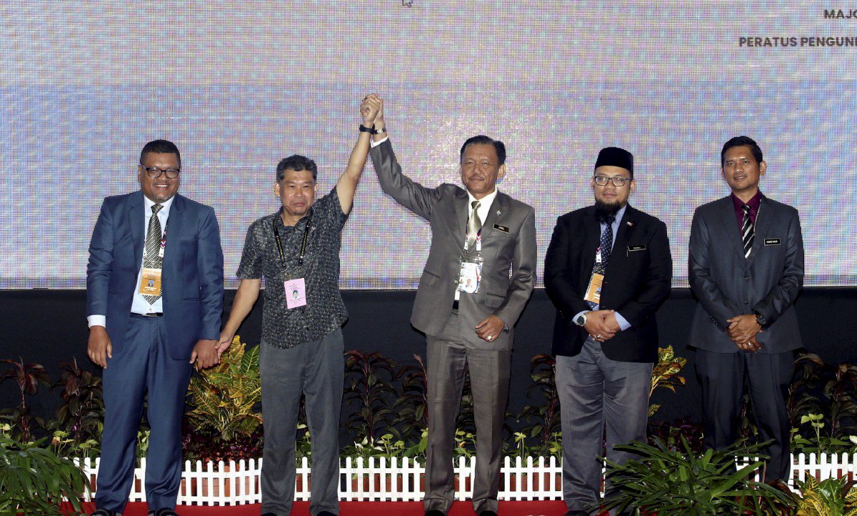 NAZRI (dua kiri) diumumkan memenangi PRK Dun Simpang Jeram di Dewan Jubli Intan Sultan Ibrahim, Muar. FOTO Hairul Anuar Rahim