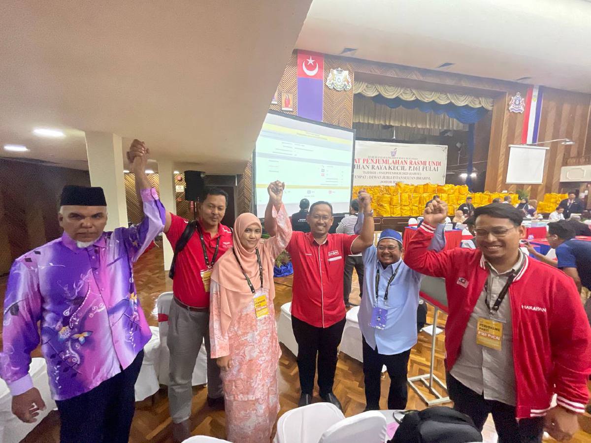 SUHAIZAN meraikan kemenangan bersama penyokong di Pusat Penjumlahan Rasmi Undi di Dewan Jubli Intan Sultan Ibrahim. FOTO Nur Aisyah Mazalan