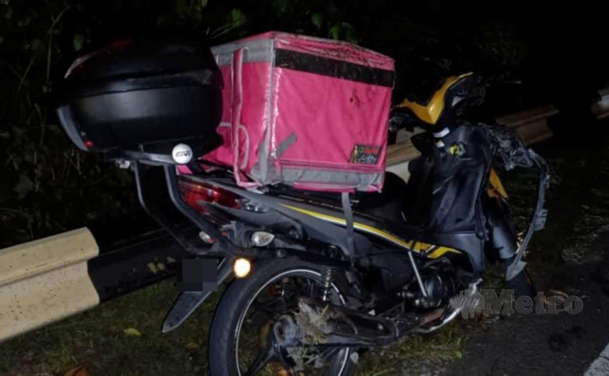 Keadaan motosikal penghantar makanan yang rosak selepas terlanggar pejalan kaki di kawasan berhampiran Jambatan Sebor/Saguking, Labuan.