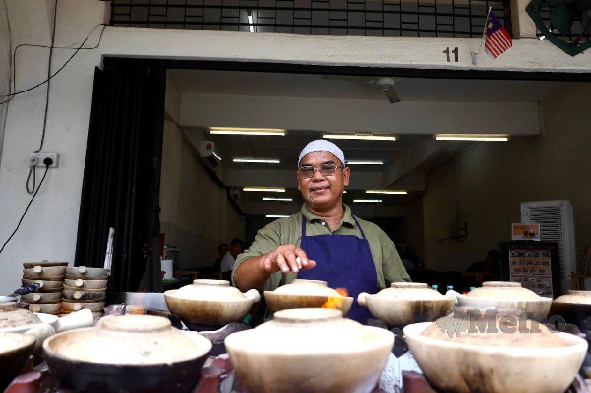 AHMAD menafikan penggunaan bahan tidak halal di dalam masakannya. FOTO Nabila Adlina Azahari