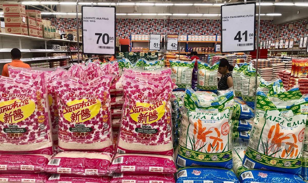 HARGA beras naik mendadak di pasar raya. FOTO Fathil Asri