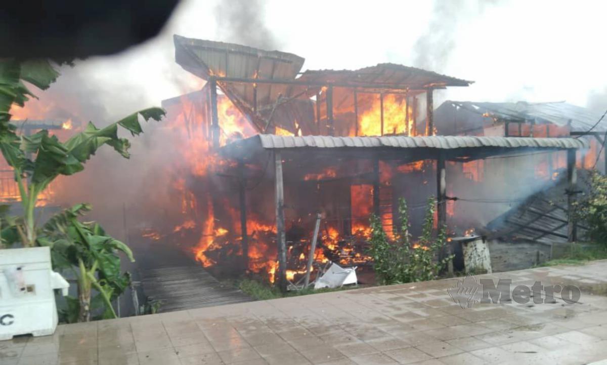 Kebakaran yang memusnahkan tiga buah rumah di Kampung Nangka pagi tadi.