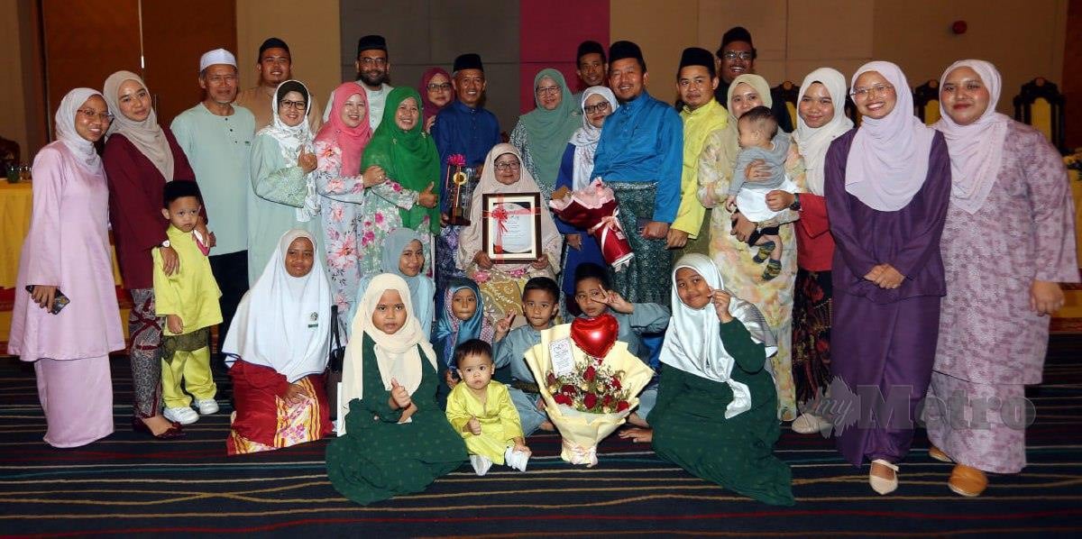 KASANAH (duduk tengah) bergambar bersama ahli keluarga pada Majlis Sambutan Maulidur Rasul Peringkat Negeri Perak. FOTO L Manimaran
