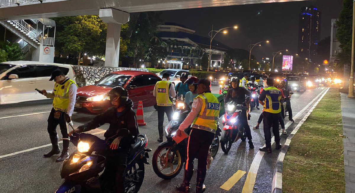 ANGGOTA polis trafik memantau lalu lintas dalam Op Hormat Undang-Undang Fasa 2 di sekitar Kuala Lumpur semalam. FOTO Ihsan JSPT KL