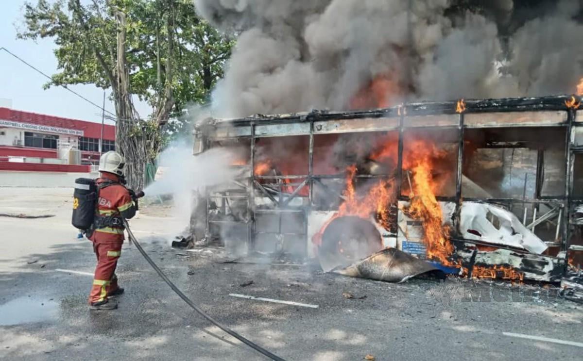 ANGGOTA bomba memadam kebakaran sebuah bas di  Jalan Tandang. FOTO Ihsan Bomba