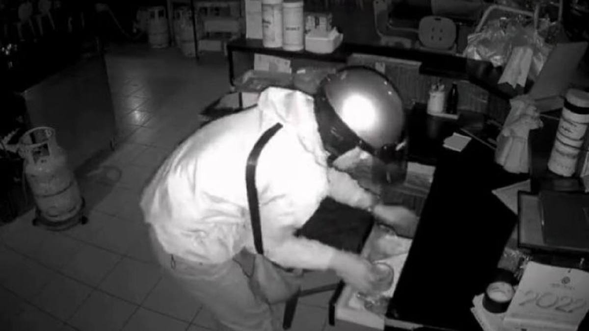 TANGKAP layar video tular memaparkan lelaki mencuri tabung derma sebuah restoran. FOTO Ihsan Pembaca