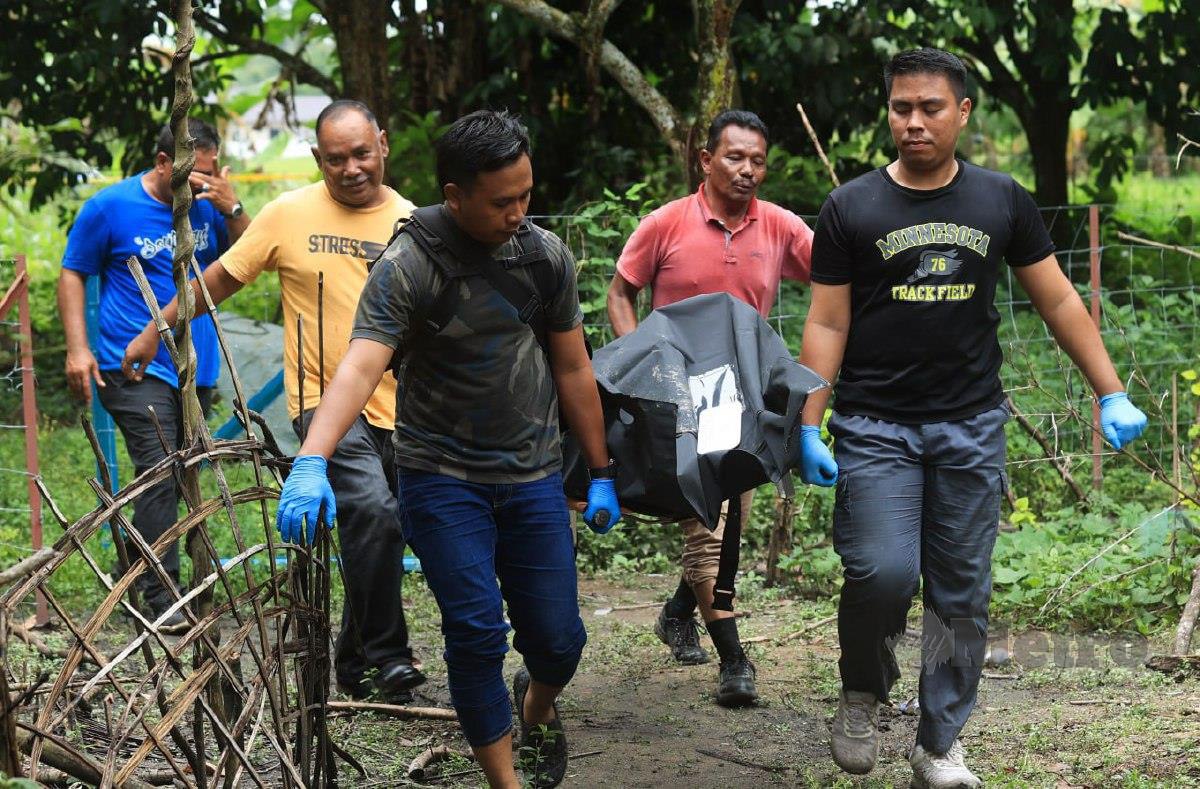 ANGGOTA unit forensik melakukan siasatan di lokasi penemuan mayat lelaki etnik Rohingya yang ditemukan mati, semalam. FOTO Nik Abdullah Nik Omar