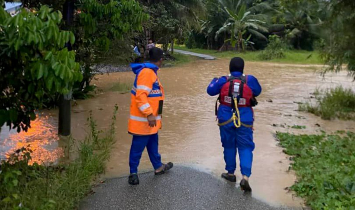 ANGGOTA Angkatan Pertahanan Awam Malaysia (APM) melakukan pemantauan di kawasan terjejas banjir kilat. FOTO Ihsan APM