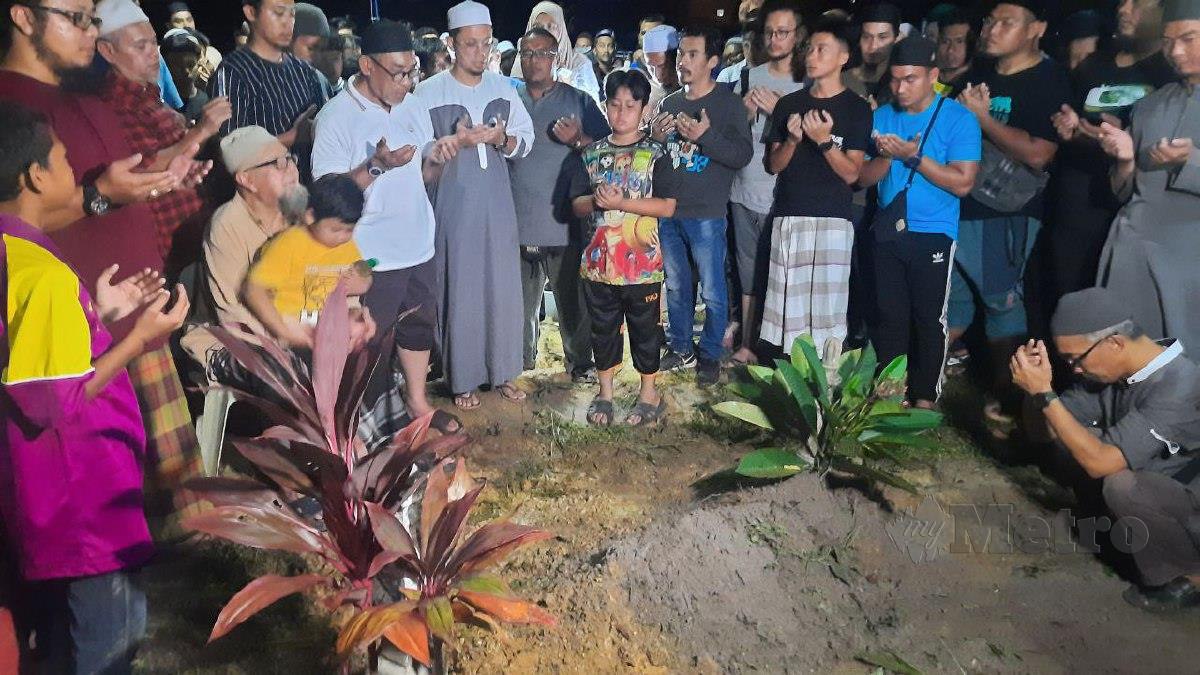 JENAZAH Muhammad Izzat Abdul Wahab selamat dikebumikan di Tanah Perkuburan Islam Kampung Peramu, Kuantan. FOTO  Asrol Awang
