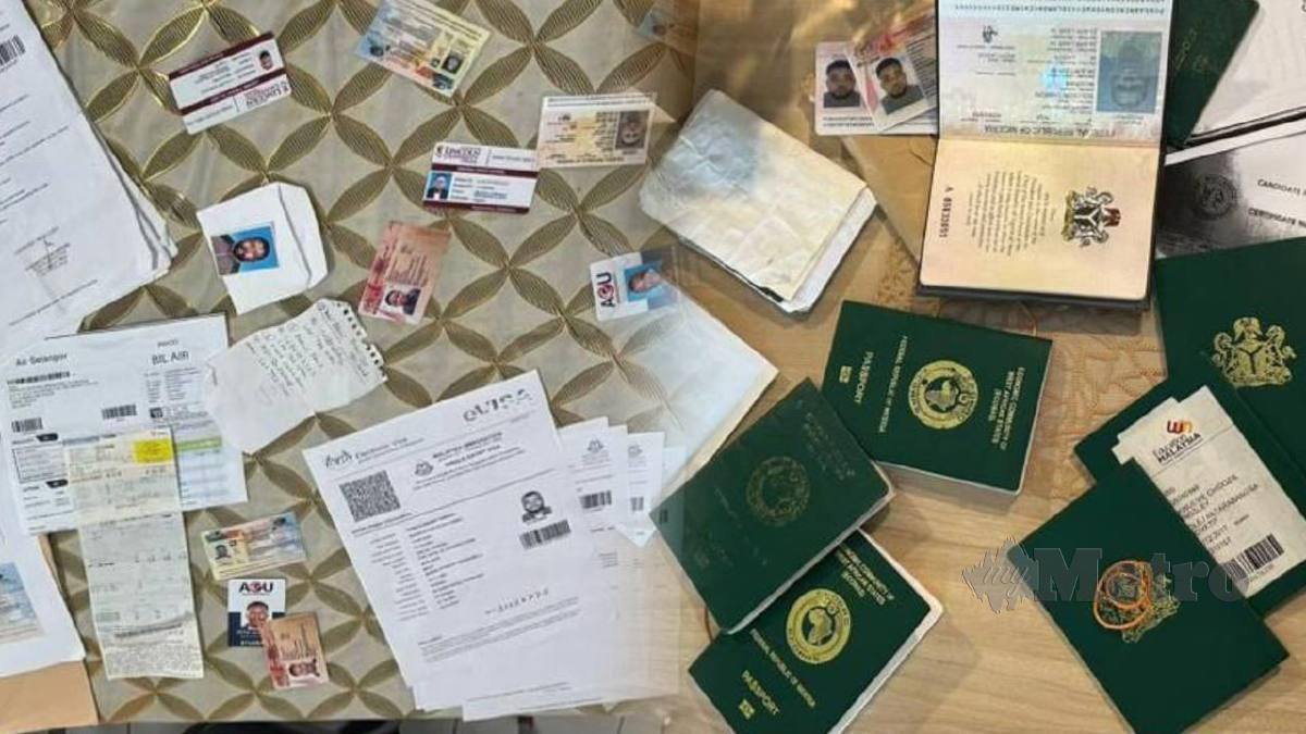 Antara dokumen dan pasport palsu yang dirampas dalam serbuan. FOTO Ihsan JIM