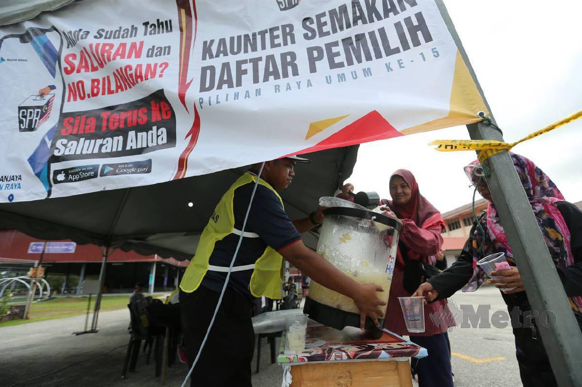PENGUNDI menghilangkan dahaga selepas selesai mengundi di SK Seri Iman. FOTO Rohanis Shukri