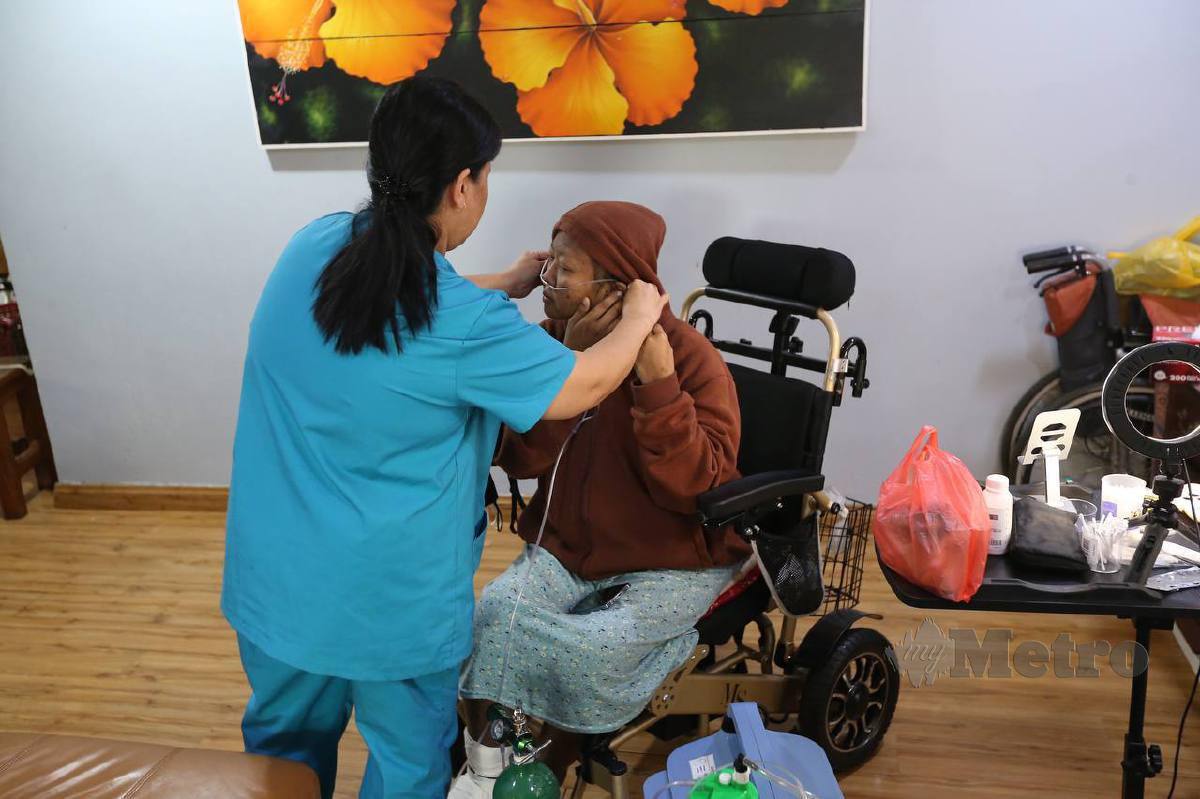 ASTRELLA dibantu  jururawat peribadi untuk menguruskan diri. FOTO Saifulizan Tamadi