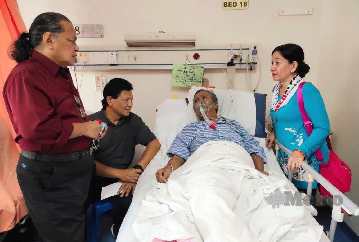 (Dari kiri) Ebby Saiful, Tukiman dan Maria ketika menziarahi Isma di Hospital Ampang. FOTO/NSTP Samadi Ahmad.