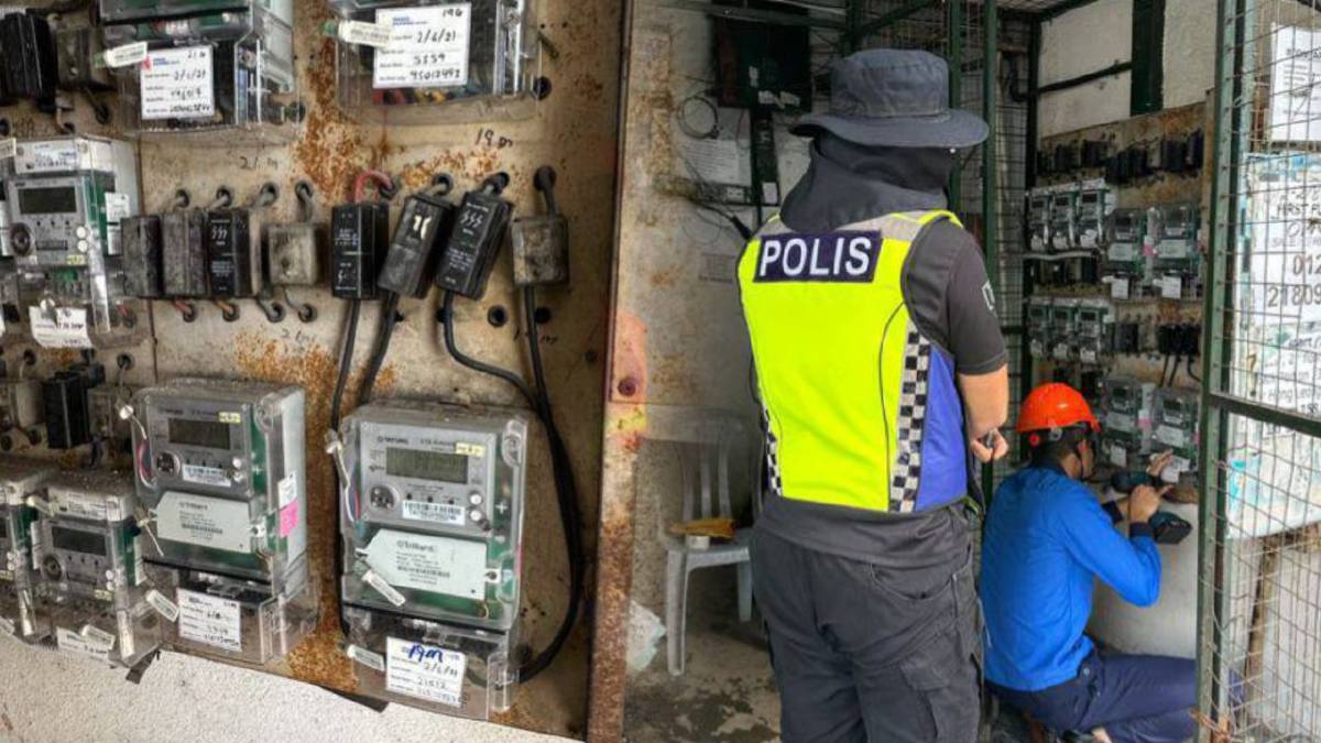 ANGGOTA polis dan penguat kuasa TNB mengambil tindakan pemotongan bekalan elektrik di premis yang didapati mejalankan aktiviti perjudian. FOTO Ihsan Polis