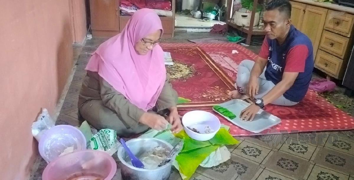 Mohd Nazri Nashrul yang menghidap kanser usus tahap empat membantu ibunya, Hatiah Haron membuat kuih untuk jualan bagi membiayai kos rawatan hospital. FOTO ZULIATY ZULKIFFLI