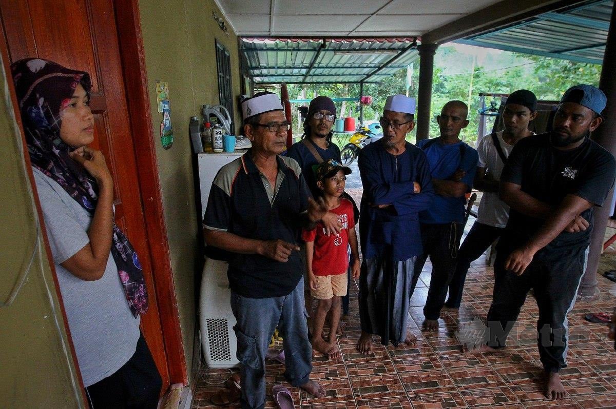 ARSHAT (dua dari kiri) bersama penduduk kampung ketika ditemui di Kampung Kepis Ulu. FOTO Azrul Edham