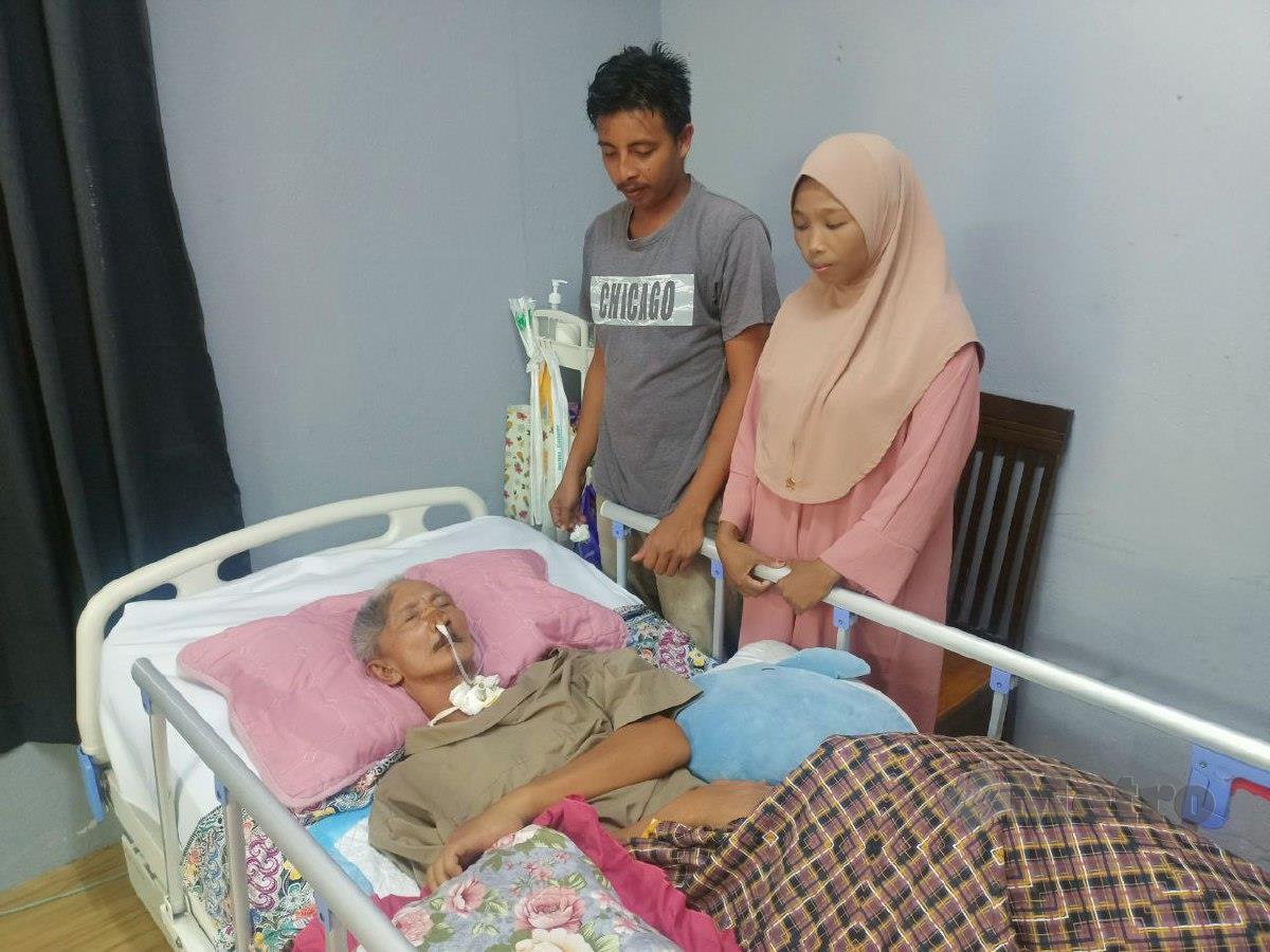 WAE Aida dan Nik Abdul menguruskan Hasan yang koma hampir dua bulan. FOTO Siti Rohana Idris