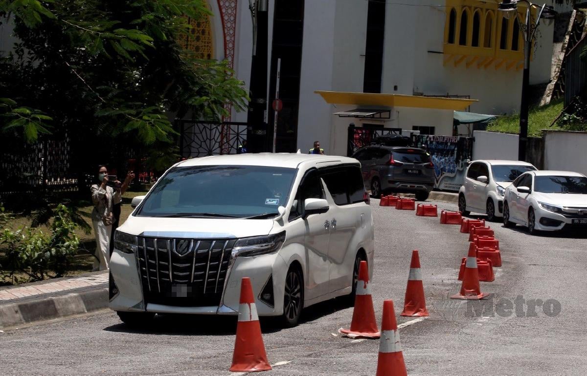 KENDERAAN MPV dipercayai membawa dua selebriti keluar dari Kompleks Jawi, Kuala Lumpur. FOTO Hairul Anuar Rahim