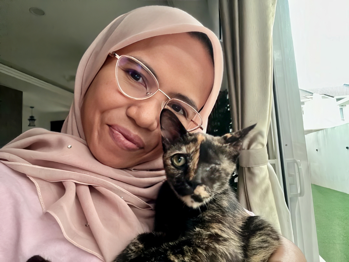 Noor Akmarina bersama kucing jalanan yang diberi nama Sarah. FOTO  Noor Akmarina Mohd Zaki