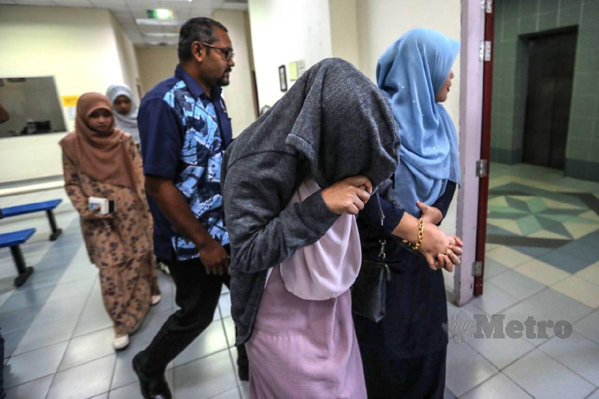 Nurfifi Amira ketika hadir di Mahkamah Tinggi  Syariah Terengganu. FOTO Ghazali Kori