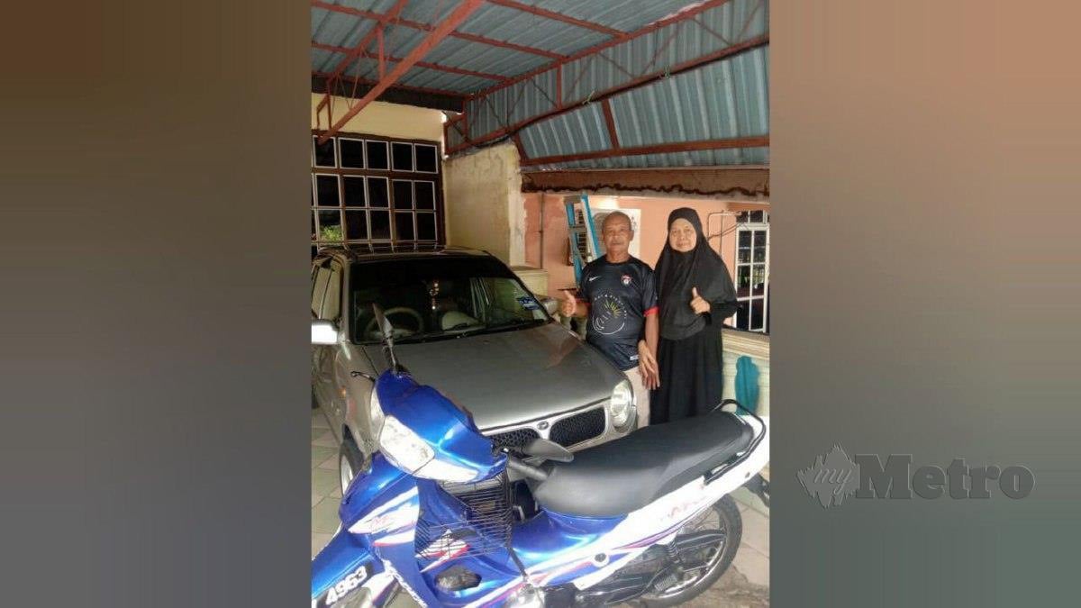 MARZUKI dan Halimaton gembira menerima kejutan Perodua Kancil yang dihadiahkan enam anak mereka. FOTO Ihsan Muhammad Khairul Marzuki