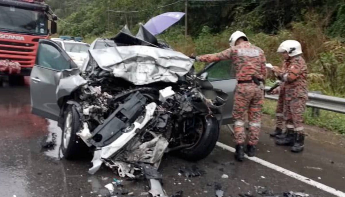 KEADAAN jip Hyundai yang dinaiki mangsa bersama anaknya. FOTO Ihsan Bomba 