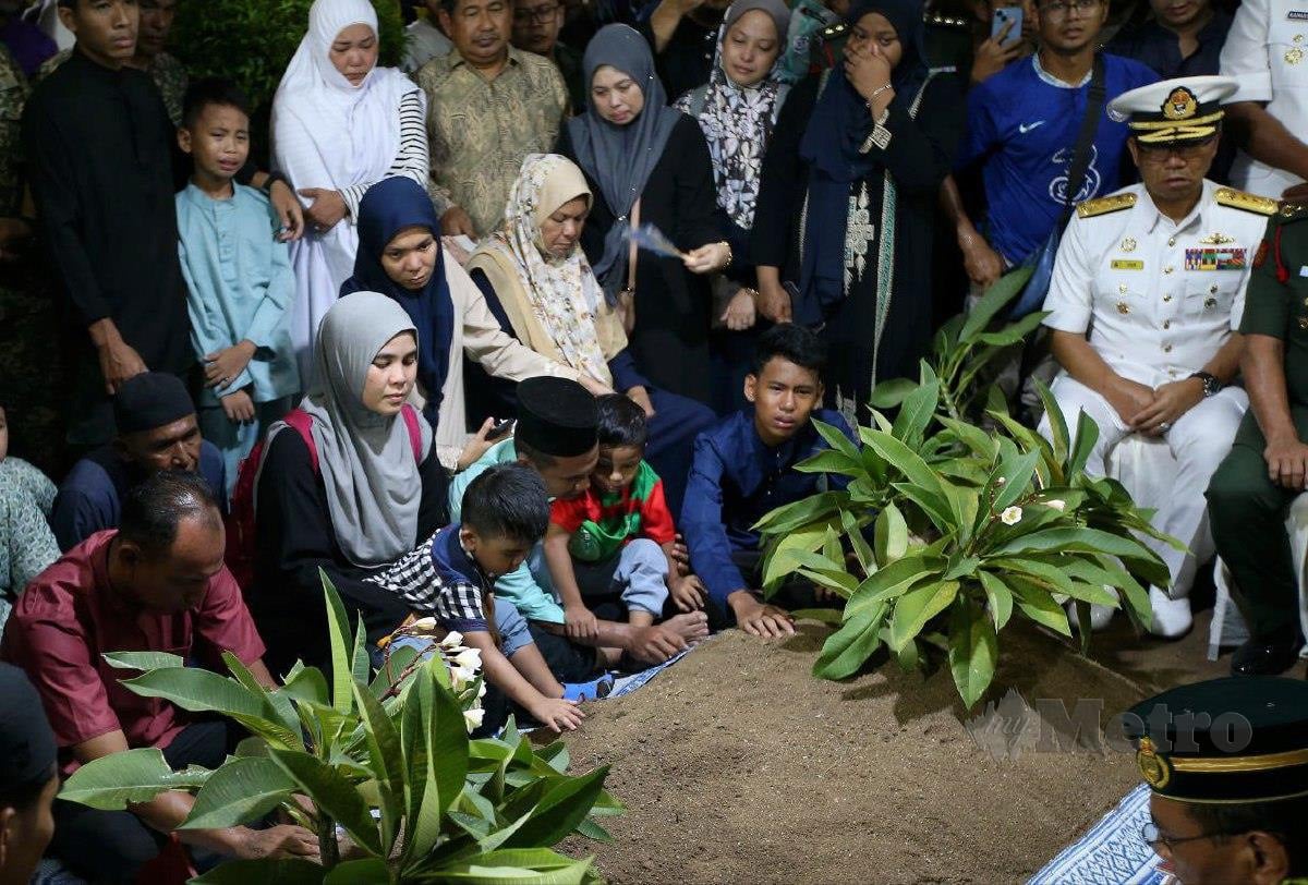 Jenazah Komander Muhammad Firdaus Ramli selamat dikebumikan di Tanah Perkuburan Masjid Jamek Sungai Nibong Besar, Pulau Pinang. FOTO MIKAIL ONG.