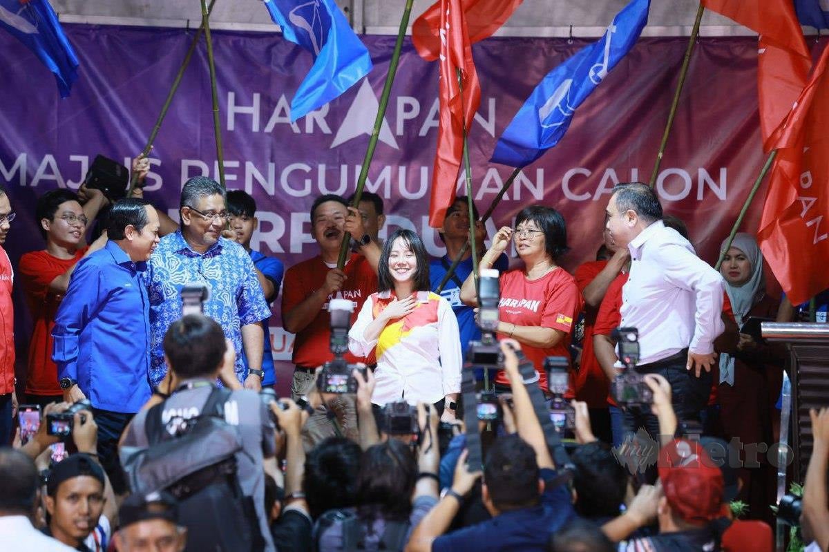 PANG Sock Tao (tengah) diumum sebagai calon PH bagi PRK Kuala Kubu Baharu.  FOTO Asyraf Hamzah.
