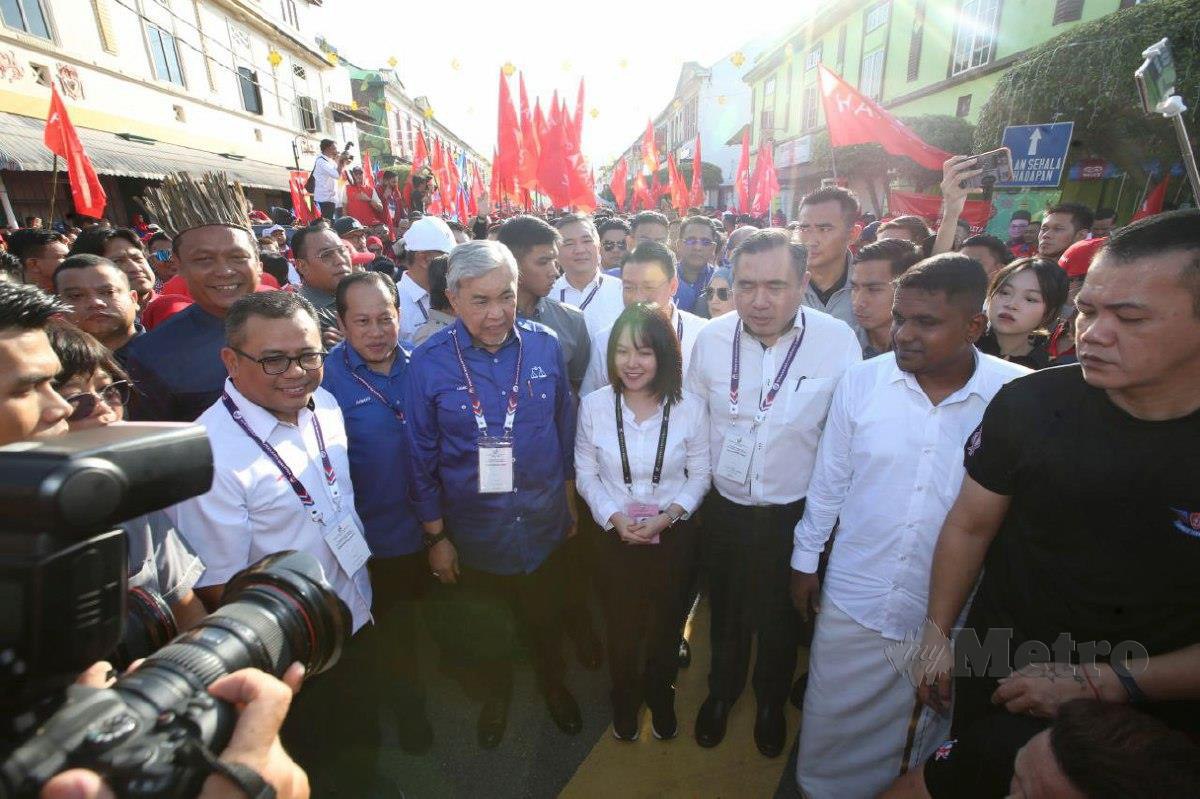 CALON Pakatan Harapan, Pang Sock Tao berarak bersama penyokong dan pemimpin Pakatan Harapan dan Barisan Nasional. FOTO Eizairi Shamsudin