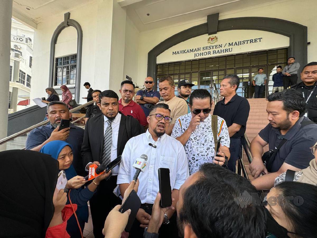 BADRUL Hisham atau Chegu Bard ketika sidang media selepas selesai  pertuduhan di Mahkamah Sesyen Johor Bahru, Johor. FOTO Nur Aisyah Mazalan