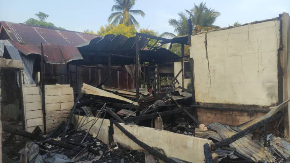 DUA rumah musnah dalam kebakaran di Tumpat, hari ini. FOTO Ihsan Pembaca.