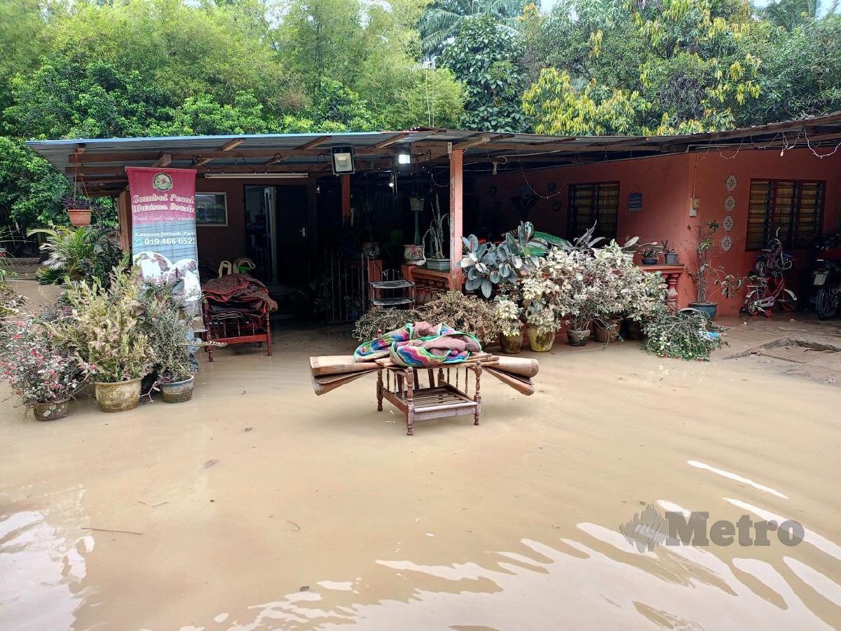 Pekarangan rumah penduduk di Kampung Serapoh masih digenangi air banjir. FOTO MUHAMAD LOKMAN KHAIRI.