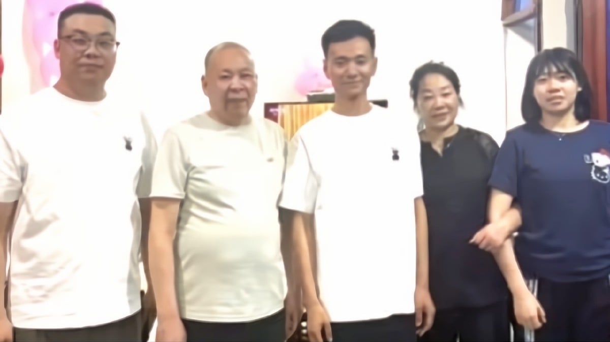 ZHANG (berdiri tengah) bersatu semula dengan keluarga kandungnya. FOTO Agensi