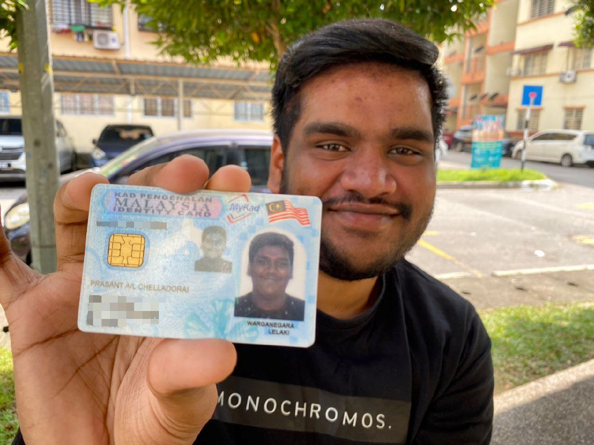 PRASANT menunjukkan kad pengenalannya membuktikan dirinya lelaki dan warganegara Malaysia. FOTO C Prasant 