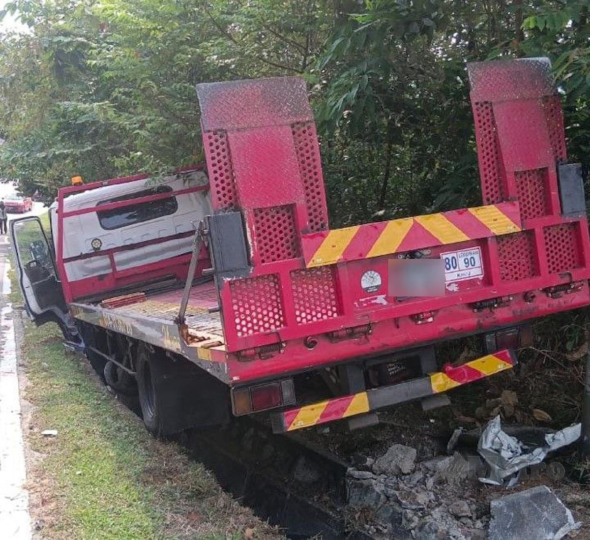 KEADAAN lori yang terbabas dan melanggar enam kenderaan selepas pemandu terkena serangan jantung. FOTO Ihsan PDRM