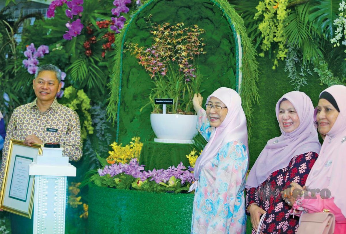 DR Wan Azizah merasmikan Pameran Orkid Putrajaya 2023. - FOTO Rohanis Shukri