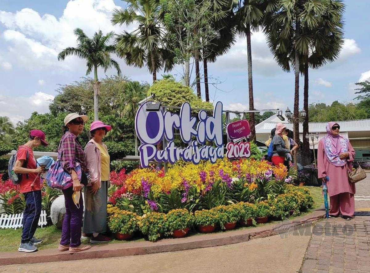 ORANG ramai tidak melepaskan peluang mengunjungi Pameran Orkid Putrajaya 2023. - FOTO Rohanis Shukri