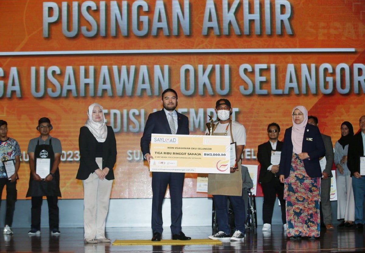 TENGKU Amir Shah menyampaikan hadiah kepada pemenang pada majlis Pusingan Akhir SAY LEAD Edisi Keempat di ibu negara.