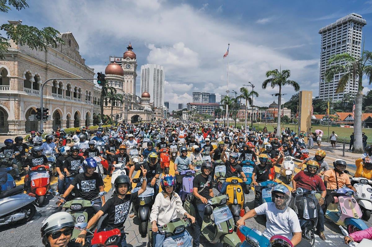 LEBIH 2,000 pemilik Vespa meronda ibu kota. - FOTO Hazreen Mohamad