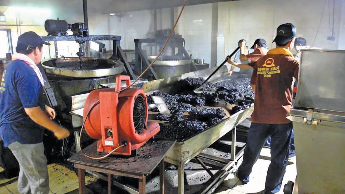 MELIHAT proses penghasilan produk kopi di kilang Kopi Kluang Cap Televisyen.