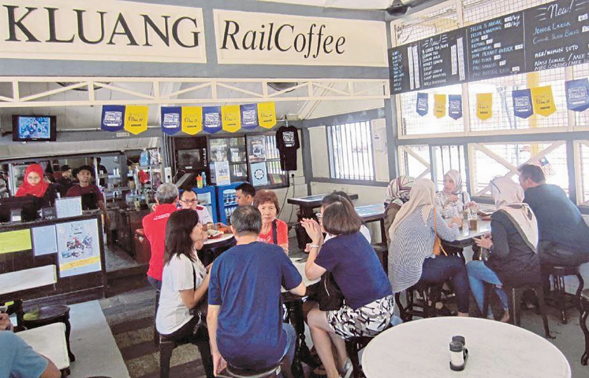 NOSTALGIA kedai kopi ikonik bersebelahan stesen kereta api.