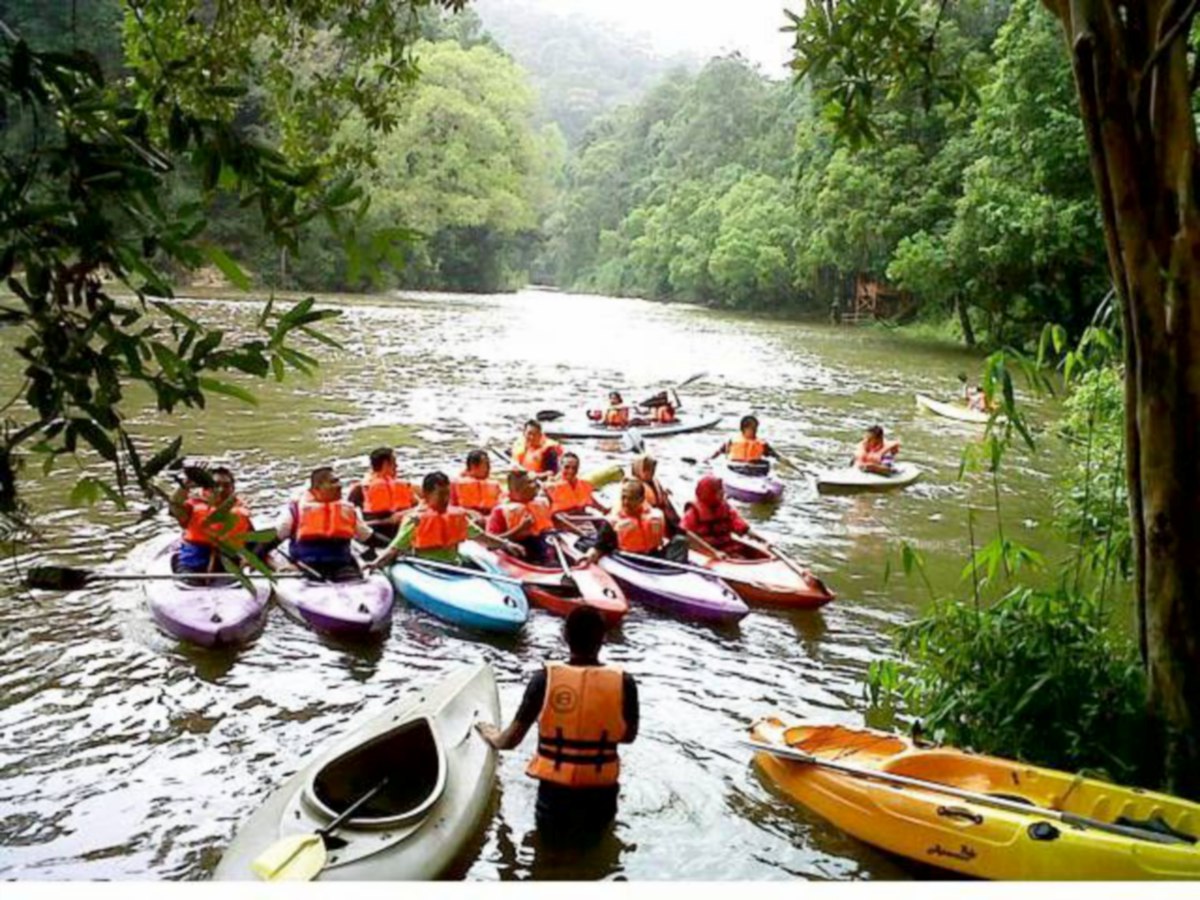 BERKAYAK di Taman Negara Johor Endau-Rompin juga memberi pengalaman lebih mencabar untuk penggemar aktiviti berkenaan.