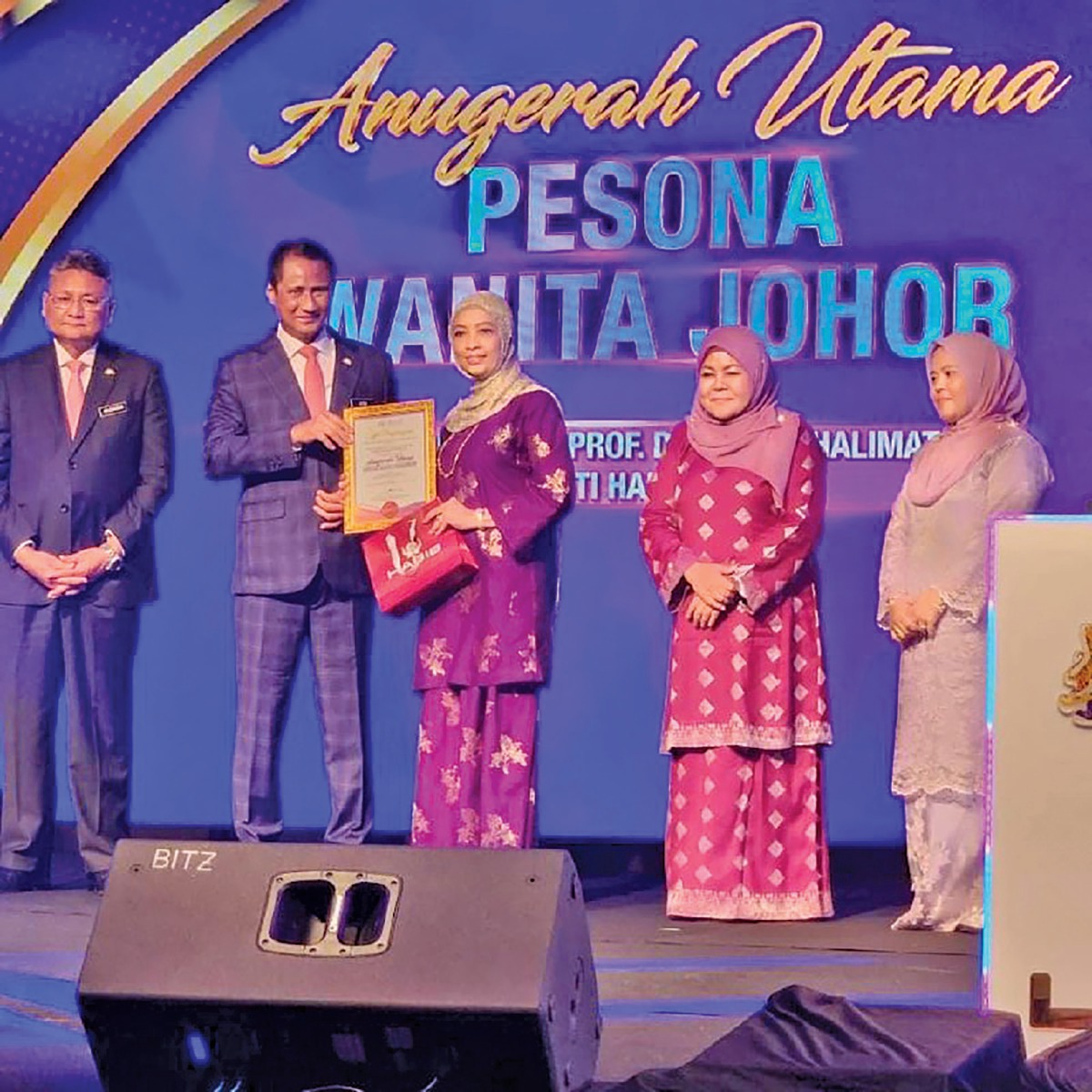 DR Halimaton (tengah) ketika menerima Anugerah Utama Pesona Wanita Johor 2022.