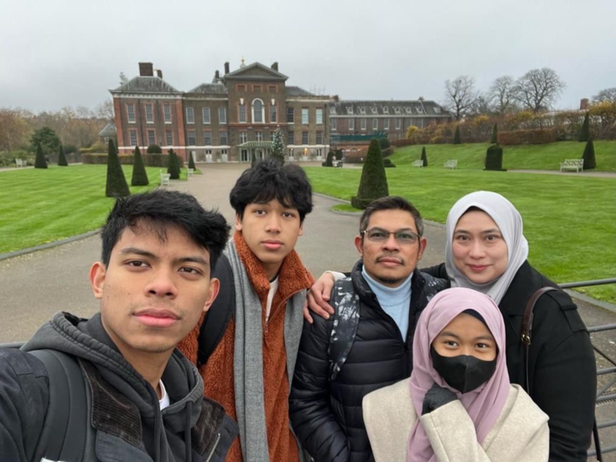 DR Nur Azlina dan keluarga ketika melancong ke luar negara.