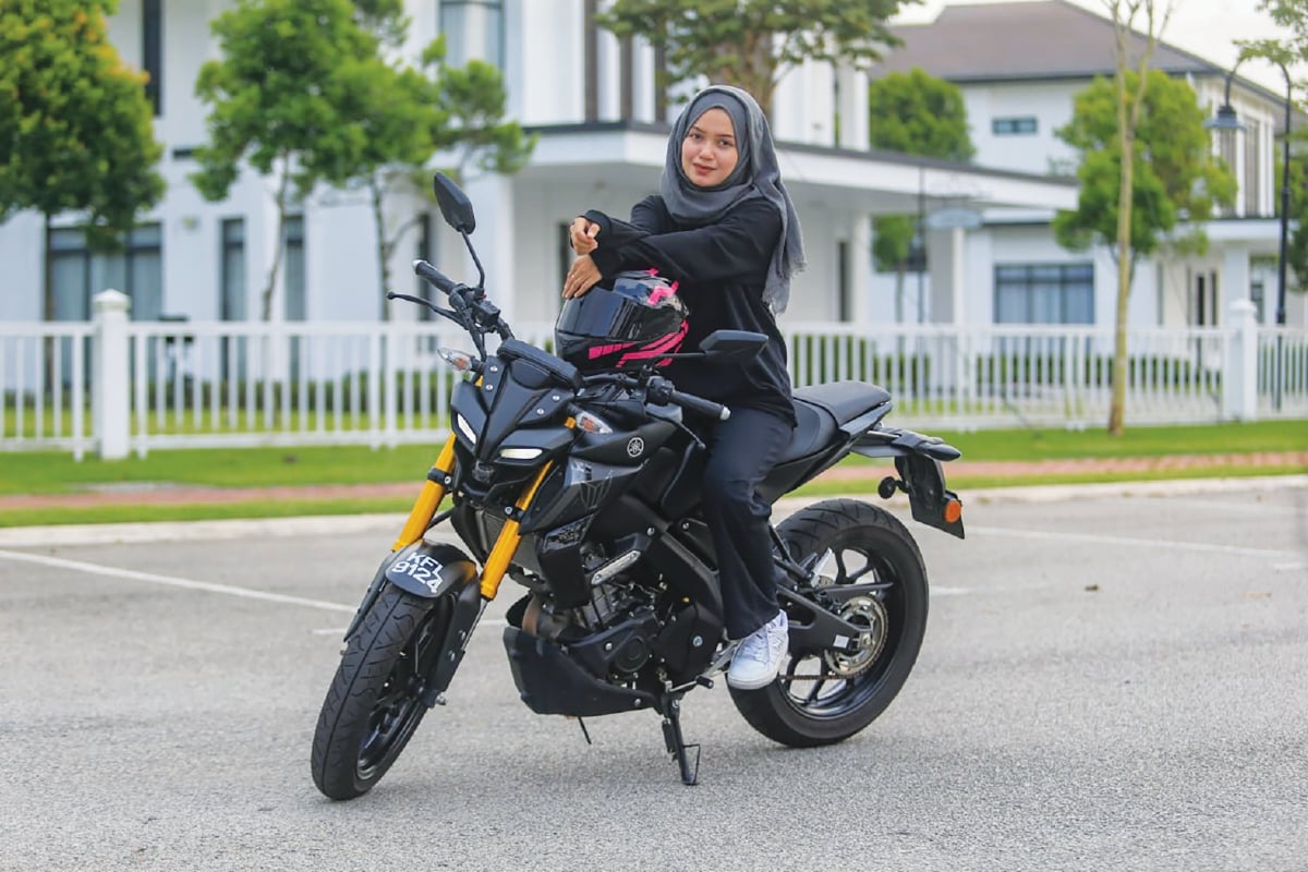 WAJAH ayu Nilam bersama motosikal kesayangannya.