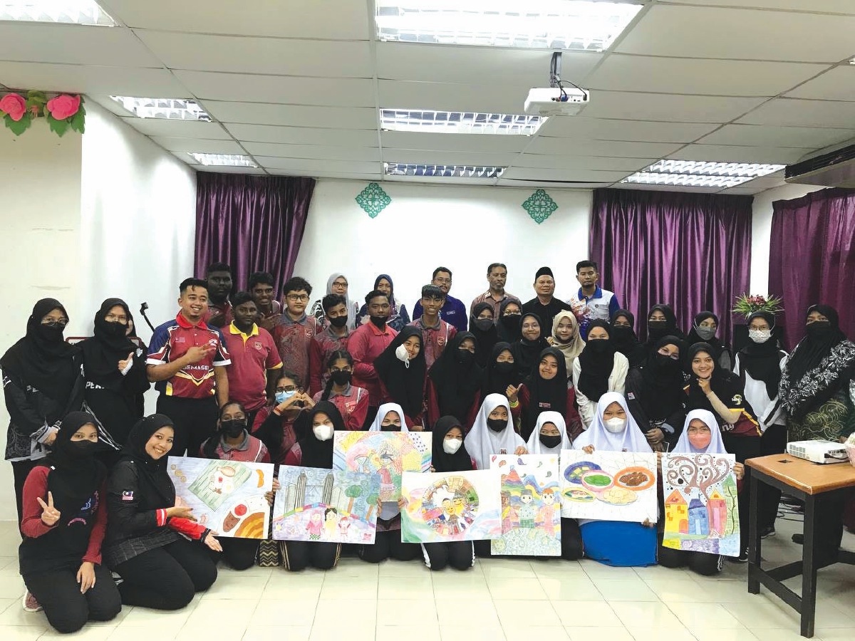 MAHASISWA UPSI bergambar bersama pelajar SMKBB2020 yang terbabit dalam Program Pemantapan Asas Seni Naif.