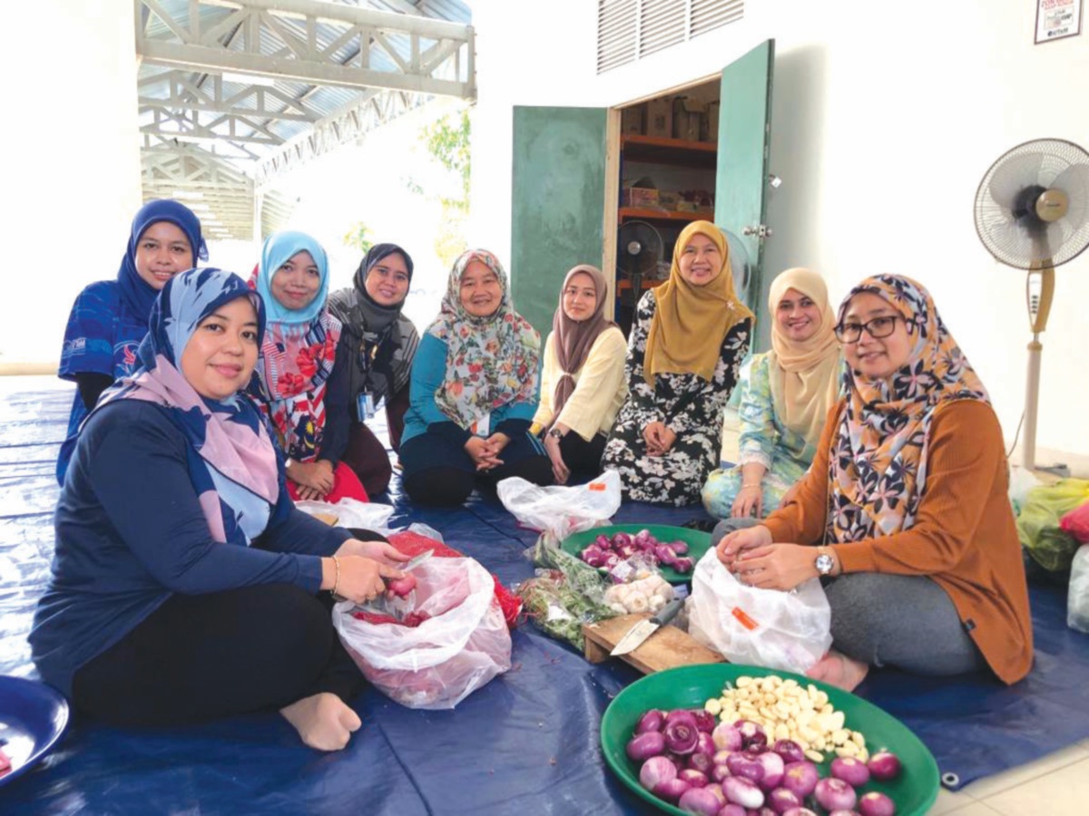 SEBAHAGIAN kakitangan UTeM bergotong-royong memasak dan menyediakan  juadah berbuka puasa di Masjid Sayyidina Abu Bakar, Kampus Induk UTeM, Durian Tunggal, Melaka.