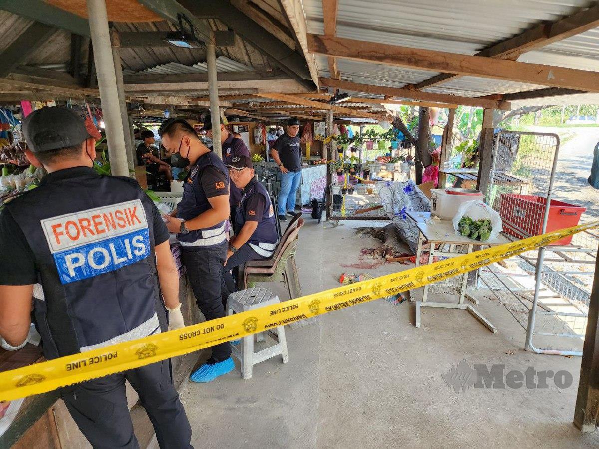 POLIS menjalankan pemeriksaan di lokasi mangsa ditikam oleh suaminya di gerai sayur Jalan Pahlawan, Kepayan, Kota Kinabalu. FOTO Juwan Riduan