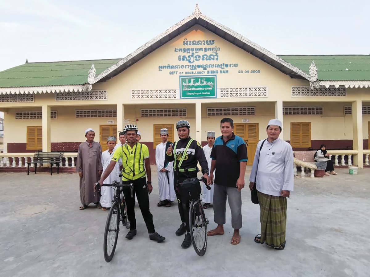 BERGAMBAR bersama jemaah masjid di Kampong Thom sebelum bertolak ke Poipet di sempadan Thailand.